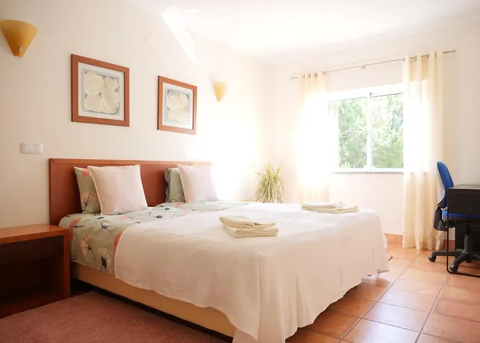 Апартаменты Large Penthouse Near Porto De Mos With Magnificent Views In Лагуш